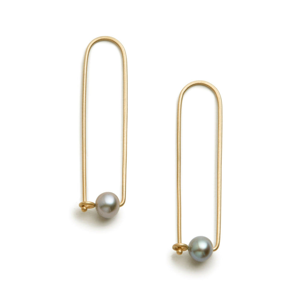 <!--ER926-->medium pearl arch earrings
